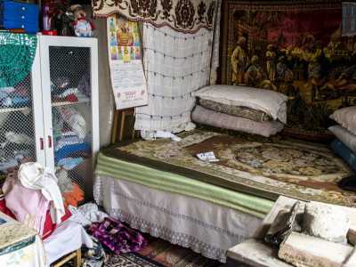 La loro camera da letto, pieni di arazzi e coperte per far fronte alle notti gelide (foto di Gennaro Gargiulo)